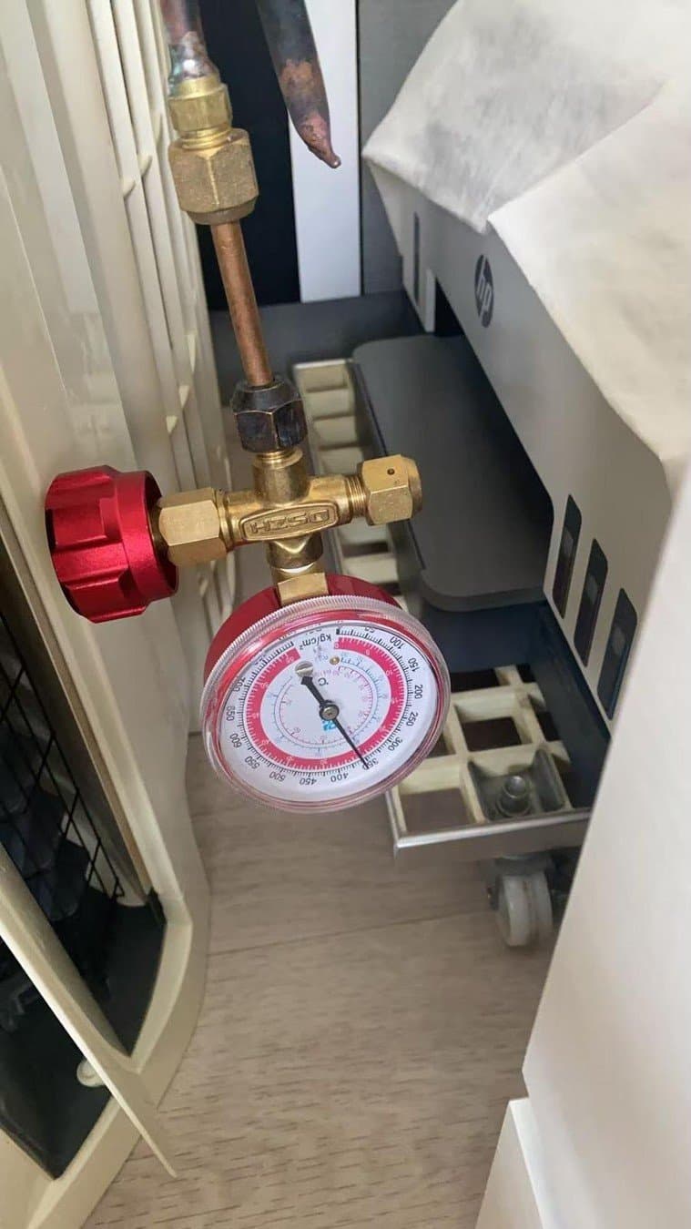 Gauge left connected on the aircon ledge so the pressure can be read again later